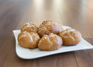 Vollkorn-Laugenbrötchen