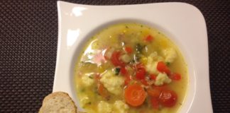 Gemüsesuppe mit Griesklößchen