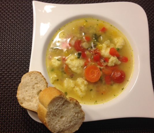 Gemüsesuppe mit Griesklößchen
