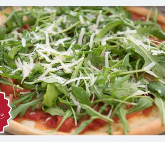 Rucola Pizza – toller Hefeteig, schnelle Tomatensauce