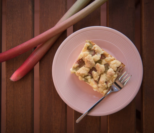 Rhabarberkäsekuchen mit Streuseln
