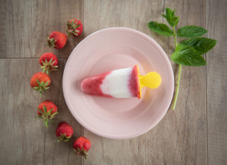 Erdbeereis am Stiel – mit Joghurt, sehr leicht