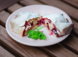 Pflaumenstrudel mit Zimt und selbst gemachtem Strudelteig