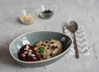 Porridge aus ganzen Haferkörnern mit Waldbeerkompott, gesundes Frühstück, auch für unterwegs
