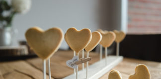 Gefüllte Herzen am Stiel – ideal als Aufmerksamkeit oder zum Valentinstag