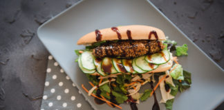 Vegetarische Hot Dogs mit einer Falafelwurst