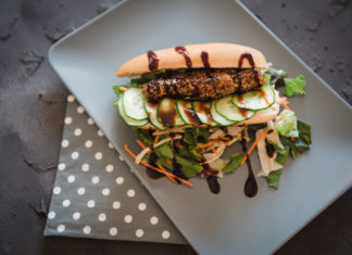 Vegetarische Hot Dogs mit einer Falafelwurst