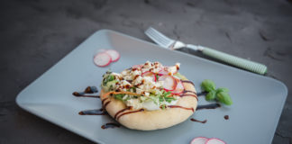 Mini-Focaccia mit Salat aus dem Thermomix