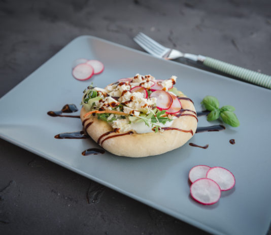 Mini-Focaccia mit Salat aus dem Thermomix