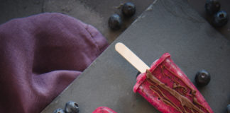 Himbeer-Blaubeer-Eis am Stiel mit nur 2 Zutaten