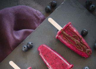 Himbeer-Blaubeer-Eis am Stiel mit nur 2 Zutaten