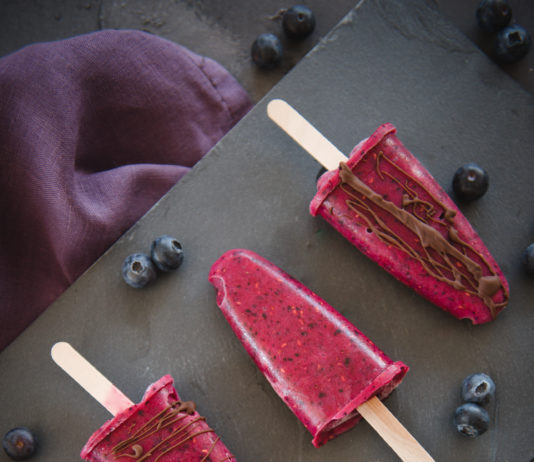 Himbeer-Blaubeer-Eis am Stiel mit nur 2 Zutaten