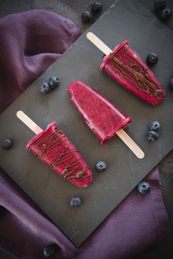 Himbeer-Blaubeer-Eis am Stiel mit nur 2 Zutaten › elegant-kochen.de