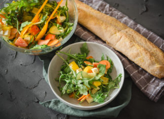 Rucolasalat mit Balsamico-Dressing, perfekt zum Grillen