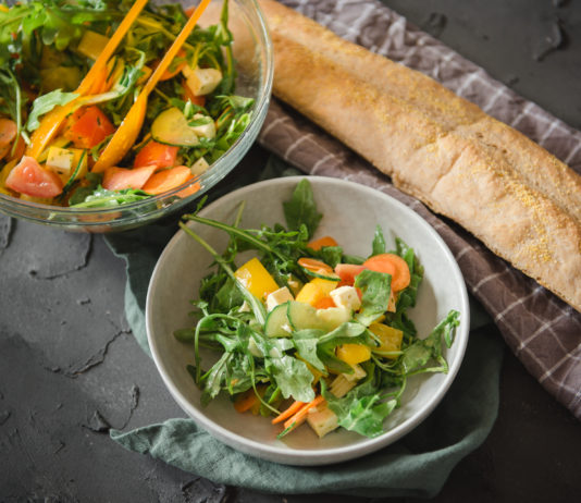 Rucolasalat mit Balsamico-Dressing, perfekt zum Grillen