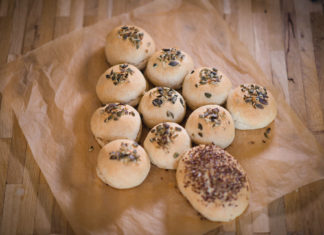 Brötchen Tannenbaum zum Frühstück oder als Vorspeise an Weihnachten