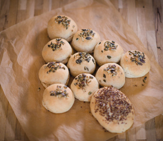 Brötchen Tannenbaum zum Frühstück oder als Vorspeise an Weihnachten