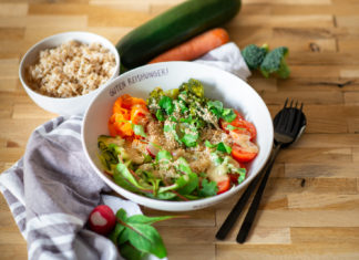 Reis-Gemüse-Bowl mit einem Zitronen-Tahini-Dressing, gesundes Hauptgericht