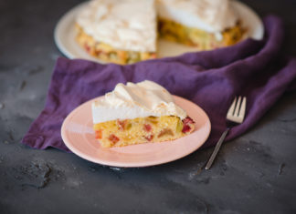 Rhabarberkuchen mit Baiserhaube