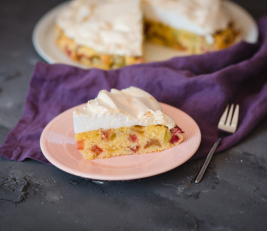 Rhabarberkuchen mit Baiserhaube